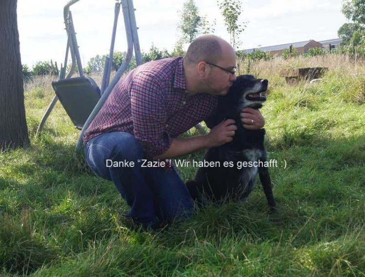 Hier sieht man einen Mann, der einem Hund dankt